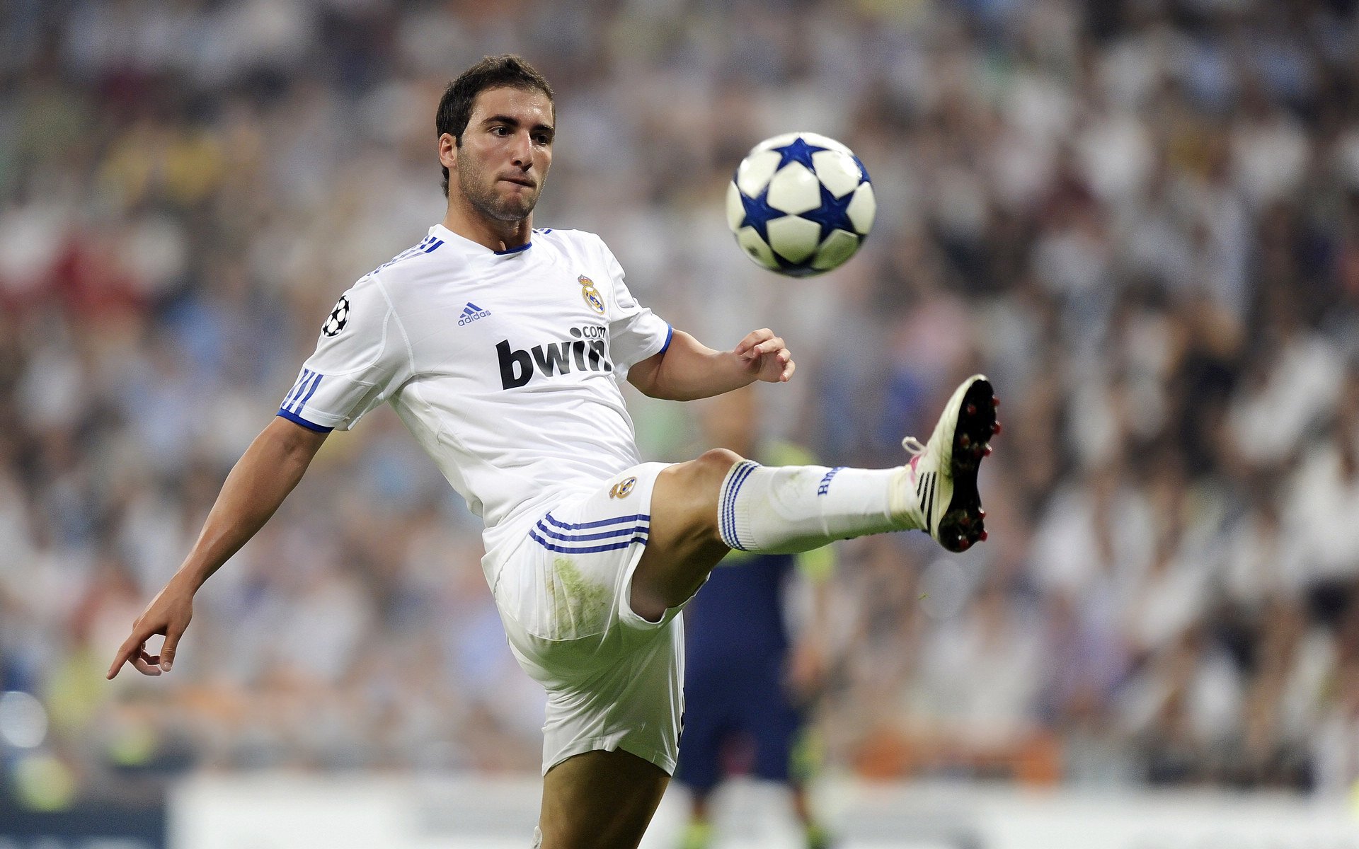 九游体育登录入口-2017年季后赛：库里在对阵马刺的系列赛中，砍下39分，投中8记三分，率队晋级！